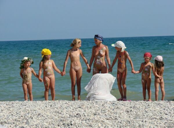 PureNudism - bare families of nudists on a beach