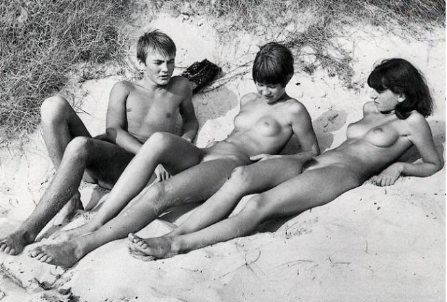 Nudism of the 20th eyelid - a retro of a photo of families of nudists